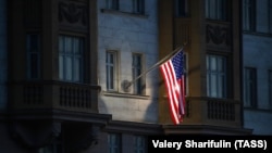  Флаг США на здании посольства США на Новинском бульваре. Москва. 