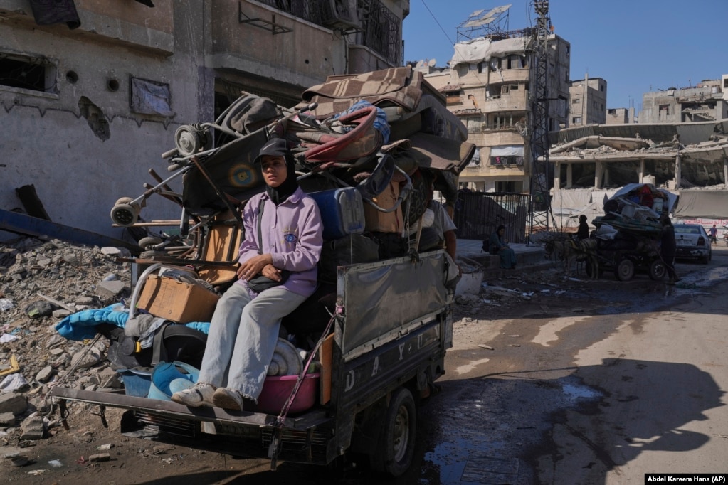 Një tjetër familje palestineze duke u zhvendosur përsëri, më 28 gusht.