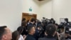 Құрылтай отырысынан шыққан депутаттарға сұрақ қоймақшы болған журналистер бекітулі есікке тіреліп, шыға алмай тұр. Астана, 31 тамыз, 2026 жыл.