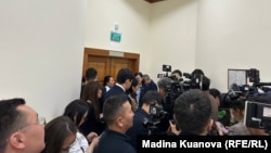 Құрылтай отырысынан шыққан депутаттарға сұрақ қоймақшы болған журналистер бекітулі есікке тіреліп, шыға алмай тұр. Астана, 31 тамыз, 2026 жыл.