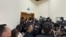 Құрылтай отырысынан шыққан депутаттарға сұрақ қоймақшы болған журналистер бекітулі есікке тіреліп, шыға алмай тұр. Астана, 31 тамыз, 2026 жыл.