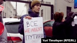 Участник акции "За честные выборы" в Москве 26 февраля