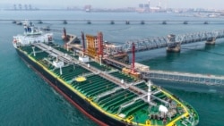 Tanker istovaruje uveženu sirovu naftu u lučkom terminalu u Ćingdau (Qingdao), u kineskoj provinciji Šandong, 25. juna.

