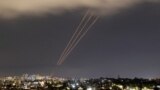 Sistemul anti-aerian israelian acționează în timpul atacului cu drone și rachete împotriva Israelului.