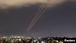 Sistemul anti-aerian israelian acționează în timpul atacului cu drone și rachete împotriva Israelului.