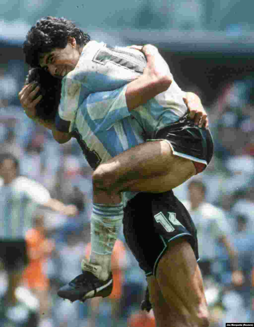 Az argentin csapat sztárja, Diego Maradona csapattársa, Ricardo Guisti karjaiba ugrik az 1986-os világbajnokságon Mexikóvárosban. Argentína 3-2-re győzte le az NSZK-t, és ezzel világbajnok lett abban az évben.