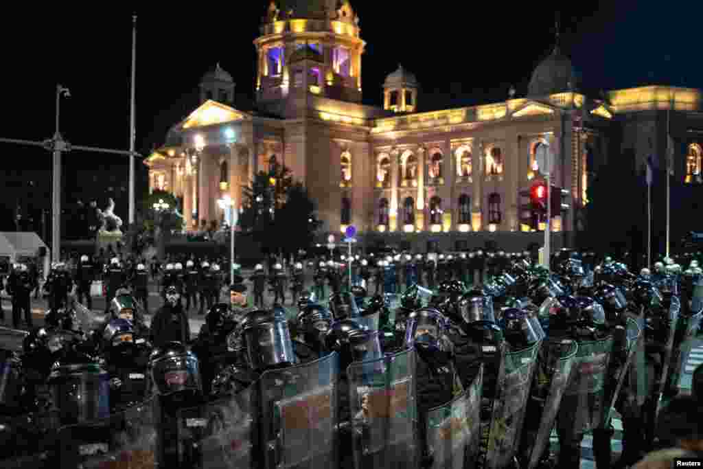 Policijski kordoni čuvaju prilaze "Ćacilendu" ispred Skupštine Srbije. 