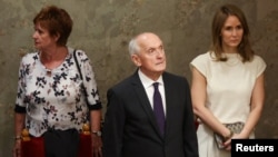 András Baka (centru) cu soția și fiica la Parlamentul din Budapesta, pe 11 august 2026.