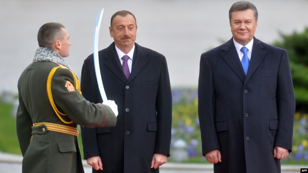 Ukraine -- President Viktor Yanukovych (R) and his Azerbaijani counterpart Ilham Aliyev review a guard of honor during a welcoming ceremony at the start of Aliyev's two-day official visit to Ukraine, in Kyiv, November 18, 2013