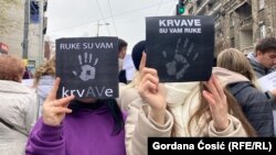 "Ruke su vam krvave" postala je parola protesta koji su usledili nakon nesreće u Novom Sadu. Fotografija uslikana u Beogradu, ispred zgrade Radio-televizije Srbije, 9. decembar 2024.