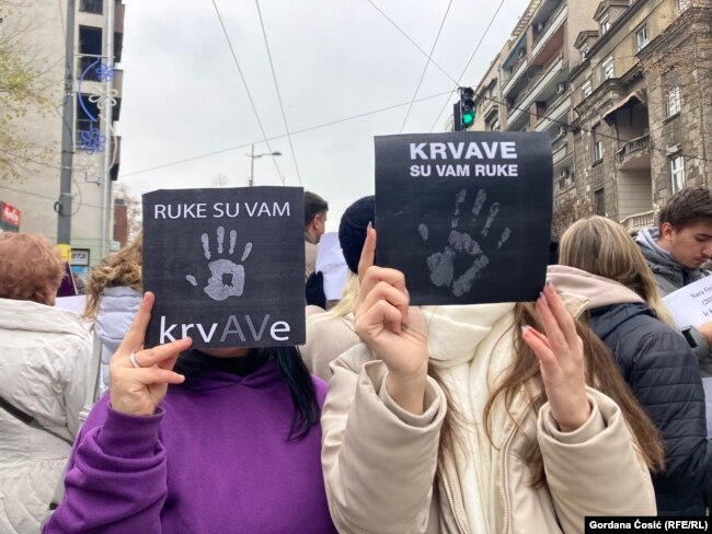 Protesta para ndërtesës së Radio-Televisionit të Serbisë në Beograd, pas incidentit vdekjeprurës në Novi Sad.