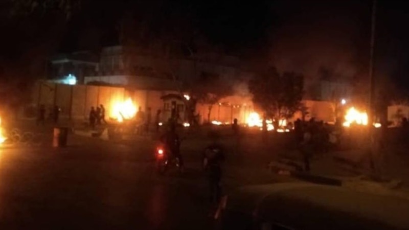 معترضان عراقی دیوار کنسولگری ایران در کربلا را به آتش کشیدند