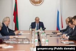 Ambasadorul desemnat al Federației Ruse în R. Moldova, Oleg Ozerov, în capul mesei, la o ședință a așa-zisului guvern de la Tiraspol, 15 mai 2026