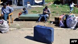 Родина ромів чекає на переселення в Белграді, 26 квітня 2012 року