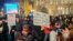 Хора държат плакати по време на протеста в Габрово във вторник вечерта, 2 декември 2025 г.