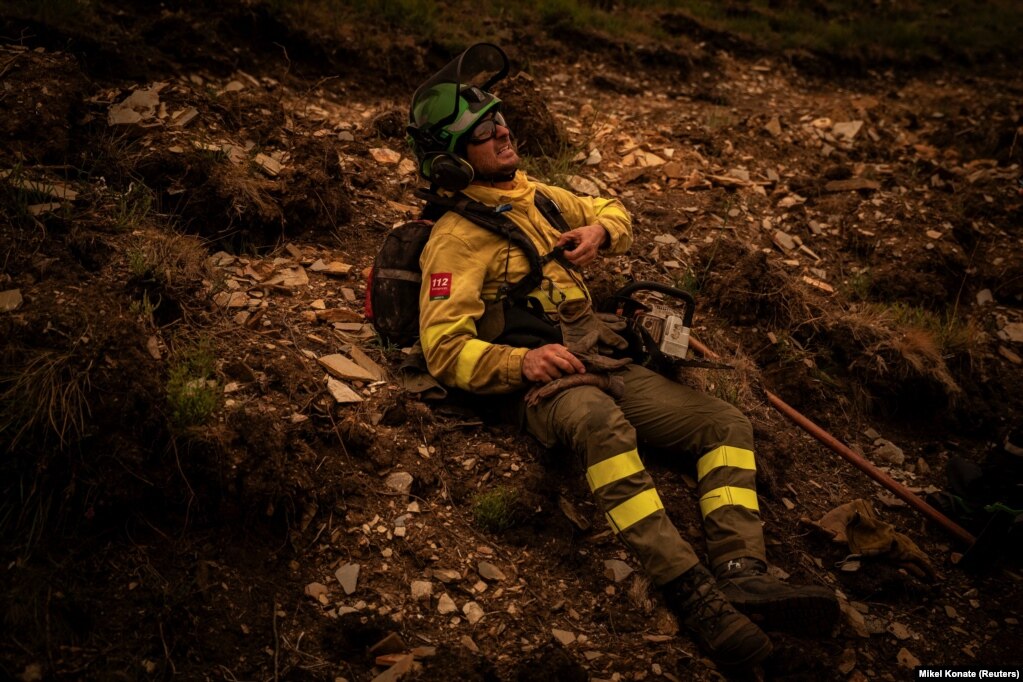 Zjarrfikësi Angel Rubio duke hequr pajisjet e tij pas kryerjes së operacioneve për shuarjen e zjarreve në fshatin Vilarmel, në rajonin e Galicisë, në Spanjë, më 16 gusht.
