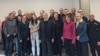 Частка вызваленых беларускіх палітвязьняў з спэцпасланьнікам прэзыдэнта ЗША Джонам Коўлам і часовай паверанай ў справах Літвы ў Беларусі Астай Андрыяўскене. 16 верасьня 2026 году