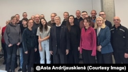 Частка вызваленых беларускіх палітвязьняў з спэцпасланьнікам прэзыдэнта ЗША Джонам Коўлам і часовай паверанай ў справах Літвы ў Беларусі Астай Андрыяўскене. 16 верасьня 2026 году