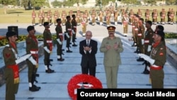 Afghan President Ashraf Ghani and Pakistani army chief General Raheel Sharif offering prayers at a Pakistani war memorial.