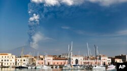 Italia - explozia vulcanului Etna, văzută din Catania, 4 martie 2021.