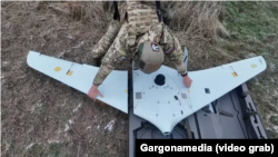 Российский военный готовит БпЛА «Сарыч-2» к запуску