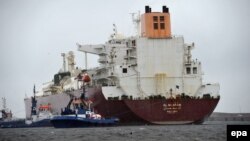 Танкер са звадкаваным газам у польскім порце Сьвінавуйсьце