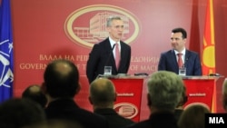 Sekretari i Përgjithshëm i NATO-s, Jens Stoltenberg dhe kryeministri i Maqedonisë, Zoran Zaev gjatë një konference të përbashkët për media. 