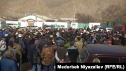 Kyrgyz parliament deputies meet with residents on the Kyrgyz-Tajik border on March 15.