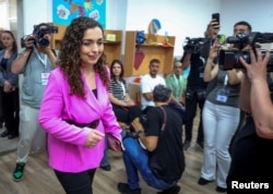Ish-presidentja e Kosovës, Vjosa Osmani, duke votuar në zgjedhjet e 7 qershorit.