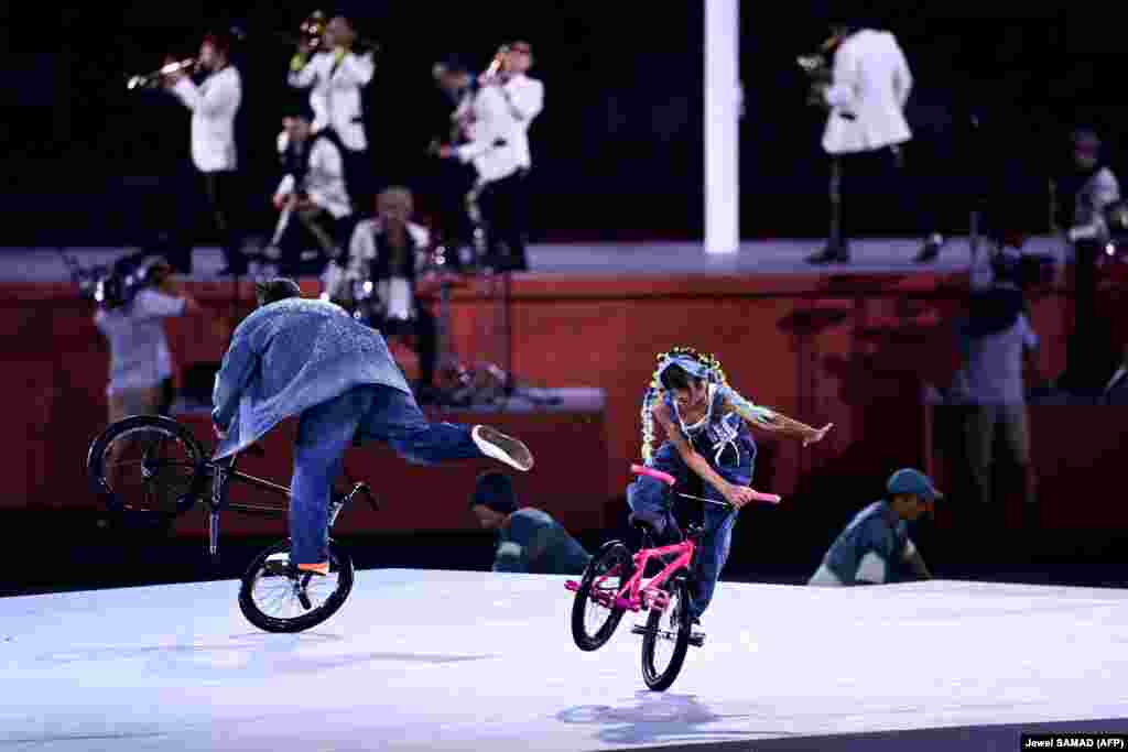Велосипедная акробатика во время церемонии закрытия Олимпийских игр в Токио-2020 на Олимпийском стадионе, 8 августа 2021