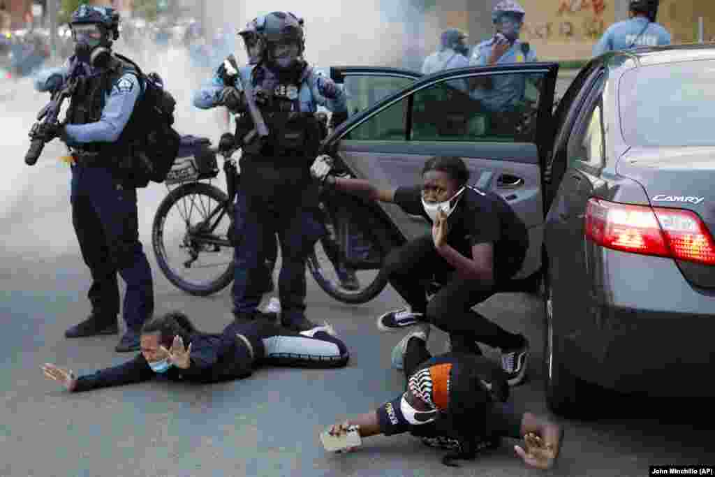 Під час акції протесту поліцейські наказали людям вийти з автомобіля та лягти на землю. Міннеаполіс, штат Міннесота. 31 травня 2020 року (Фото AP/John Minchillo)
