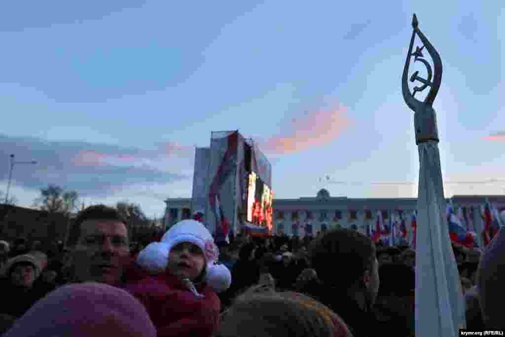 Исчезновение Путина с большого экрана в самом начале выступления присутствующие восприняли с огорчением.