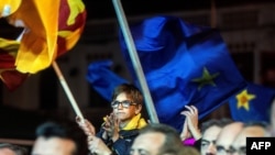 Pamje nga një tubim zgjedhor në Maqedoni ku shihet prania e një fëmije. 