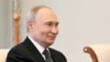 Руският президент Владимир Путин по време на среща в кулоарите на Международния икономически форум в Санкт Петербург, 18 юни 2025 г.
