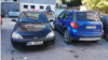 Një veturë me targa të Beogradit ka letër ngjitëse, ndërkaq një veturë me targa të Nishit nuk i ka të mbuluara me letër ngjitëse simbolet shtetërore. Mitrovicë e Veriut, 4 tetor 2021. 