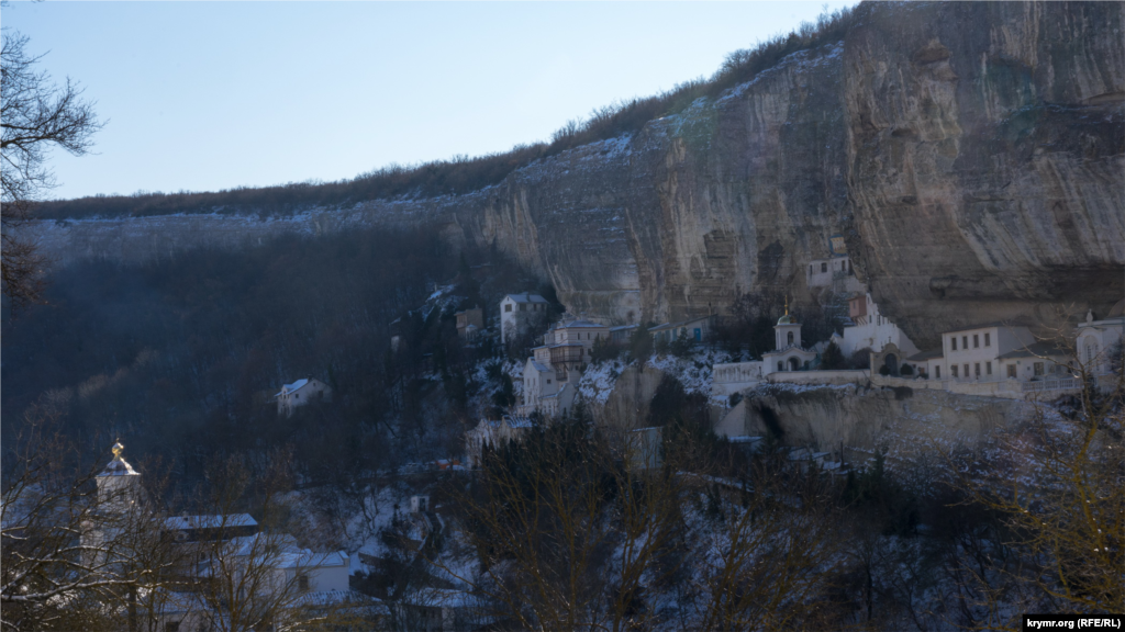 Краєвид на монастир зі східного боку