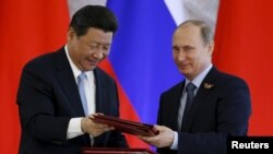 Лидеры Китая и России Си Цзинпин и Владимир Путин в Москве на переговорах 8 мая 2015 г.