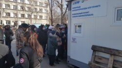 Очередь перед пунктом тестирования на COVID-19 в Семее, Восточно-Казахстанская область.