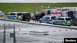 Policia në aeroportin e Hamburgut.