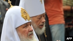 Patriarch Kirill (left) and the head of the Ukrainian Orthodox Church (Moscow Patriarchate), Metropolitan Volodymyr, attend a ceremony in Kyiv.