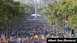 Pamje e pjesëmarrësve të marshit të djeshëm kundër terrorizmit në Barcelonë