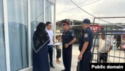 Полицајци во Џалал-Абат учествуваат во кампања против никабот.