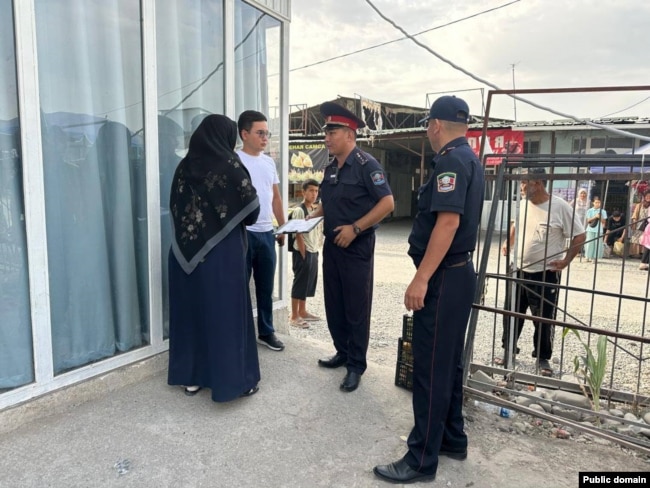 Zyrtarë policorë në Xhalal-Abat gjatë fushatës kundër nikabit.