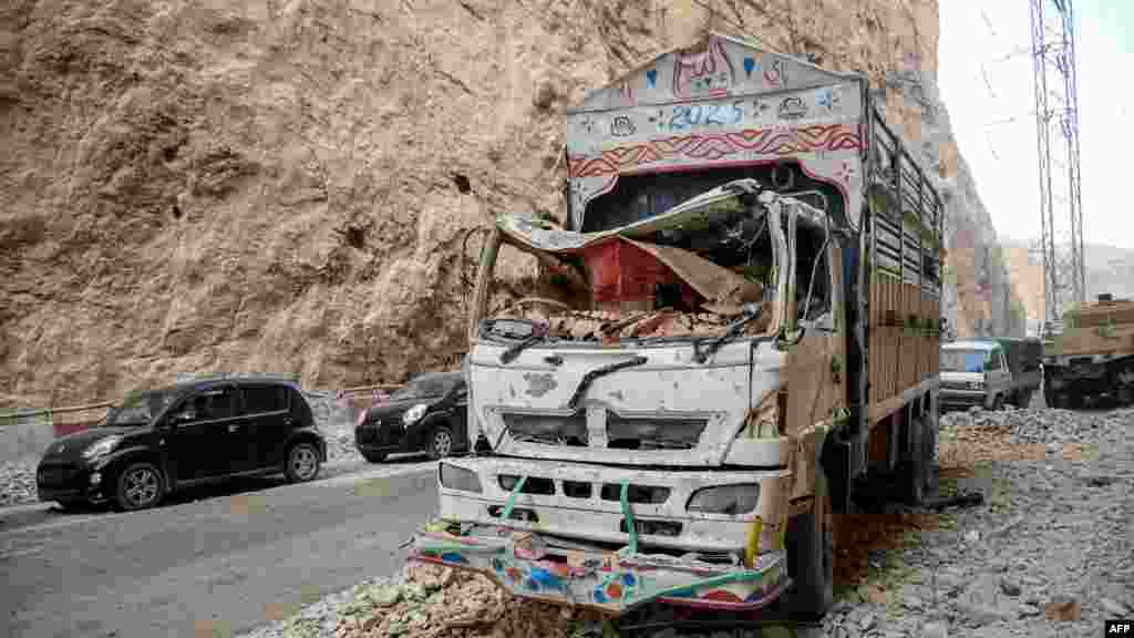 A leomló sziklatömbök a járműveket is tönkretették