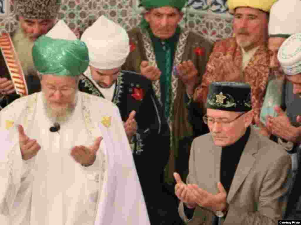 Башкортстан президенты Рөстәм Хәмитов Корбан гаетенә Уфаның “Лалә-Тюльпан” мәчетенә килде.