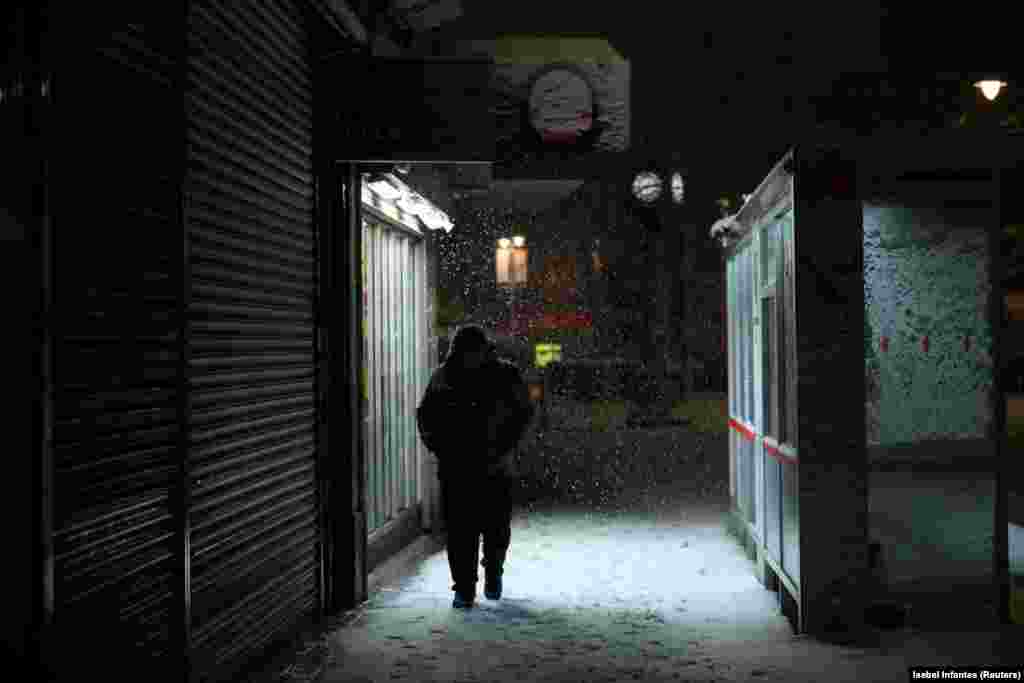 Një person kalon pranë një rruge të mbuluar me borë në Valsall të Britanisë. 