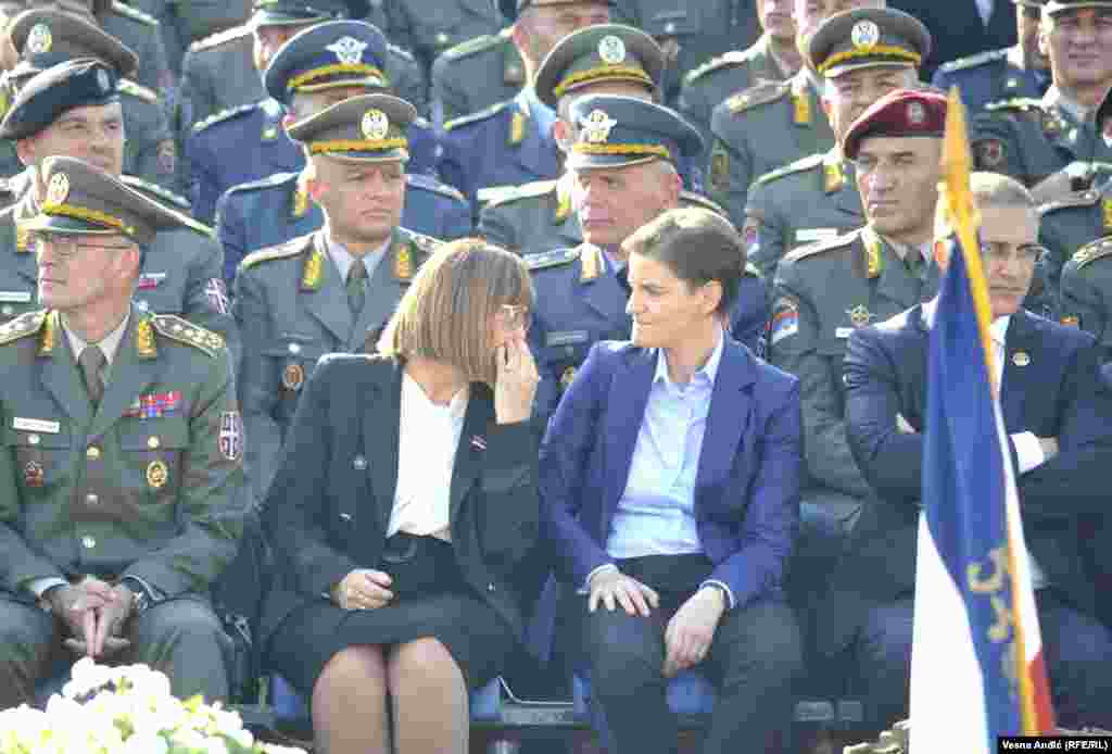 Predsednica Skupštine Srbije Maja Gojković (levo) i premijerka Srbije Ana Brnabić (desno) na paradi povodom oslobođenja Beograda