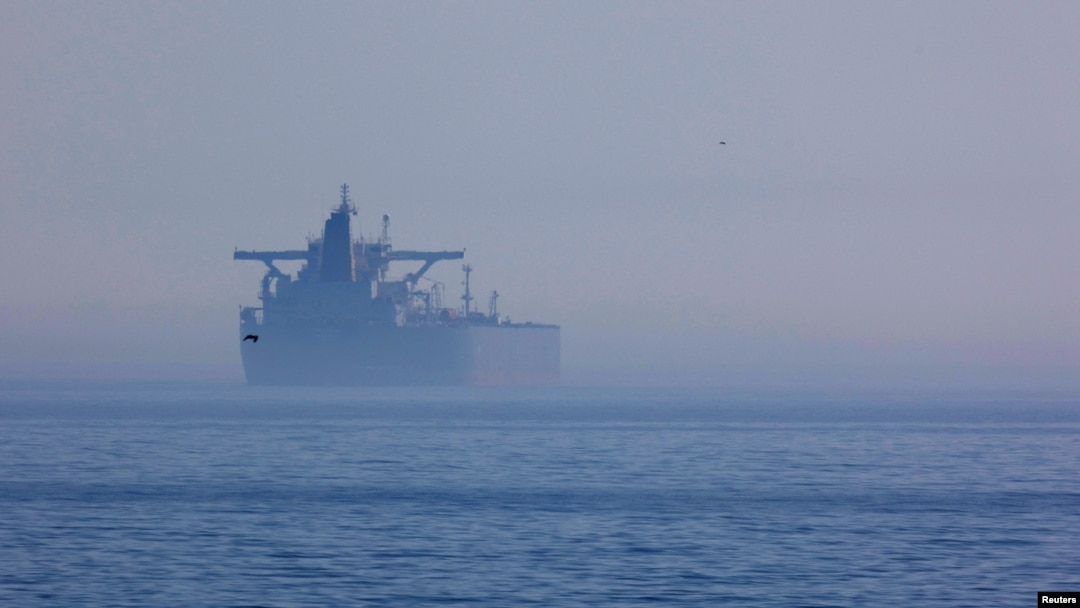 Un tanc petrolier sub pavilion panamez al „flote-fantomă” a Rusiei văzut în largul orașului german Sassnitz, în aprilie 2025.