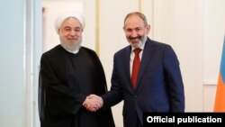 Ermənistanın Baş naziri Nikol Pashinian (sağda) Hassan Rouhani ilə görüşür