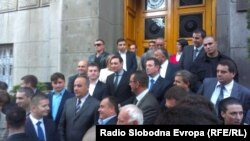 Aleksandar Vulin ispred zgrade Vlade Srbije sa odbornicima liste "Srpska", Beograd, oktobar 2013.